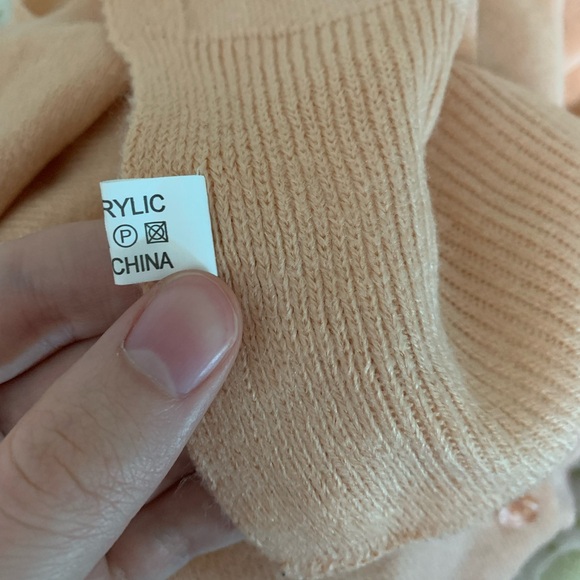 Pink ombre shawl w/ buttons - Picture 3 of 4